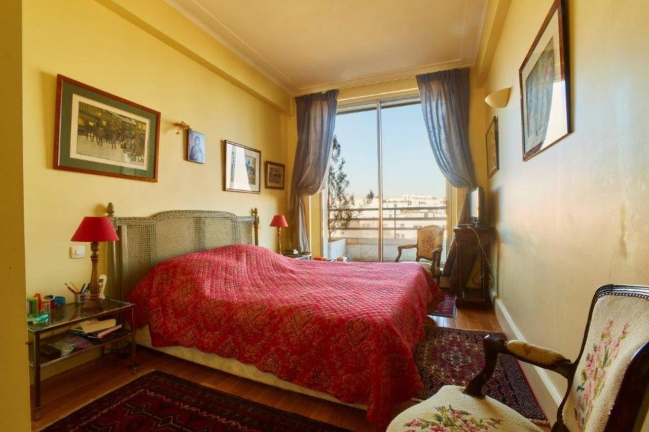 Rare Pearl With A View Of The Eiffel Tower *